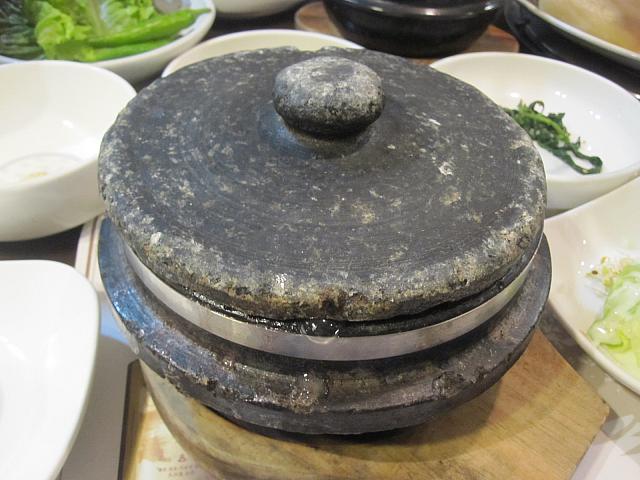 ②そこにお湯を注いでまた蓋をしておいておきます。

