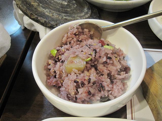 ①まず最初にご飯を全部他の器に移してしまいます。

