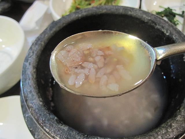 ③食後に蓋を開けてみるとおこげがふやけていますので、それをこそげとりお湯とともにいただきます。

