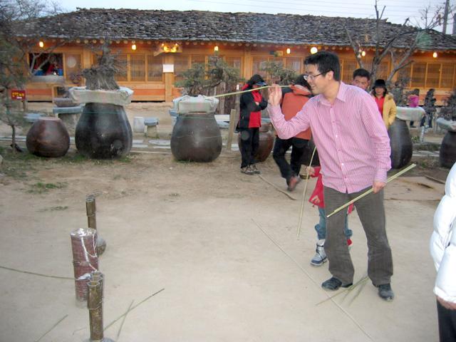 昔、宮中で王や上級貴族が行っていた投壺（トゥホ）。数メートル先の壺に多くの矢を入れた方が勝ち。