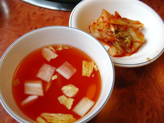 付け合せは水キムチと白菜キムチ、それからトンチミ（大根の水キムチ）の汁。