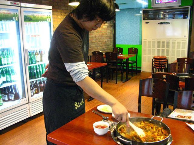 時々、お店のスタッフがやってきて炒めてくれます。 
