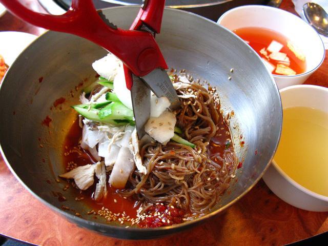 コシの強い麺はハサミで切ってから・・・
