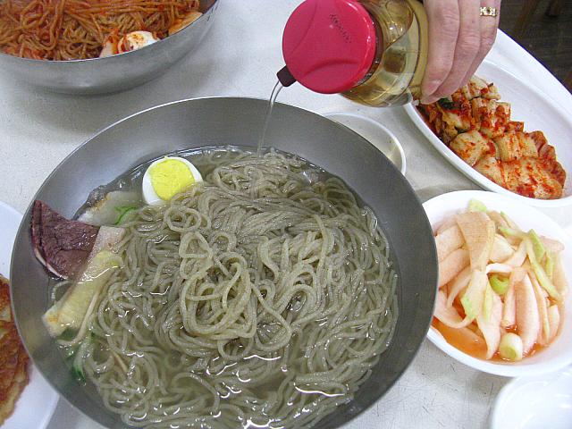 スープにはお好みで酢や