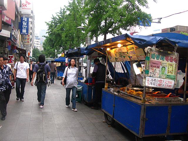 鍾路のメインストリートに並ぶ屋台