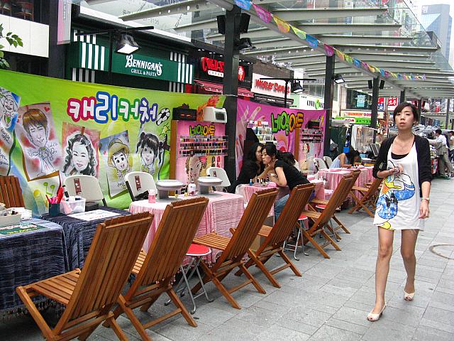屋外ネイルショップがズラリ～