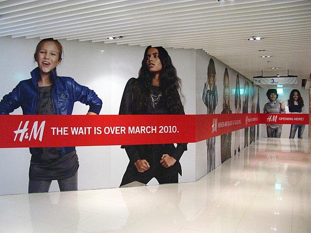 話題の「H & M」のメンズフロア。２０１０年３月オープン。