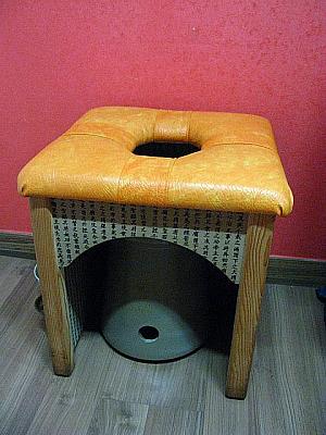 「ヨモギ蒸し」の椅子
