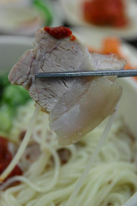 お肉と一緒に麺を。