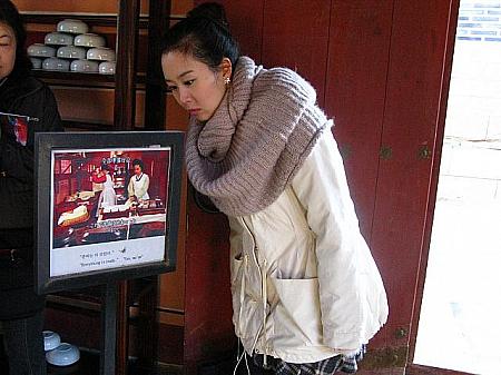 撮影シーンが分るようにセットの前には撮影シーンのパネルがありましたヨ＾＾
