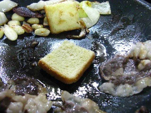 パンを置いて余分な脂を吸収！