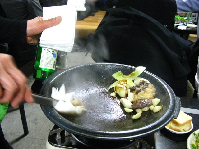 追加のお肉を注文すると、お店の方がこのように鉄板を拭いてくれます。