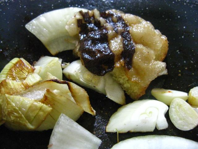 こうやって、焼きすぎ防止のためにお肉を避難させるという活用方法も・・・