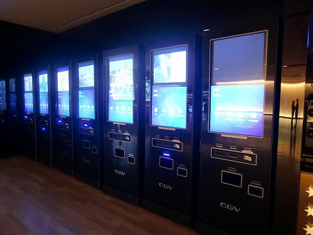 自動チケット販売機。韓国語ができる人はこちらで～。