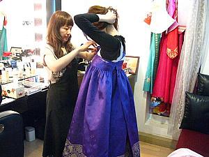 選んだ韓服を着せてもらいます