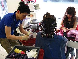 ネイル中に、パーマも同時進行してゆきます。