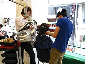 デジタルパーマの機械にロッドをつないでゆきます