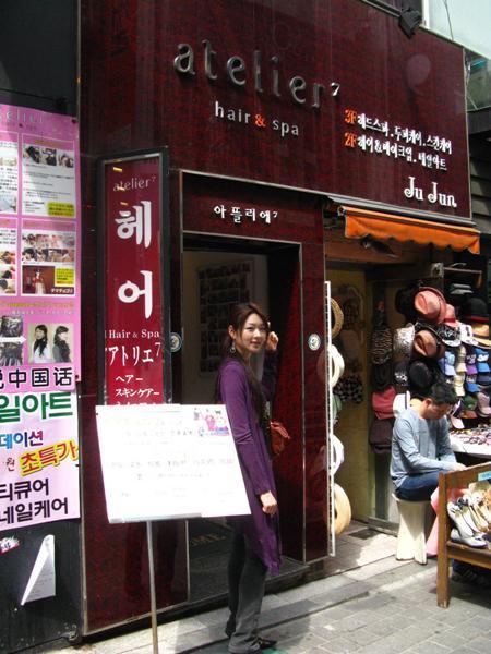 明洞（ミョンドン）駅すぐ近く！赤い看板が目印です