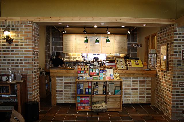 店内の真ん中に注文できるカウンターがあります。