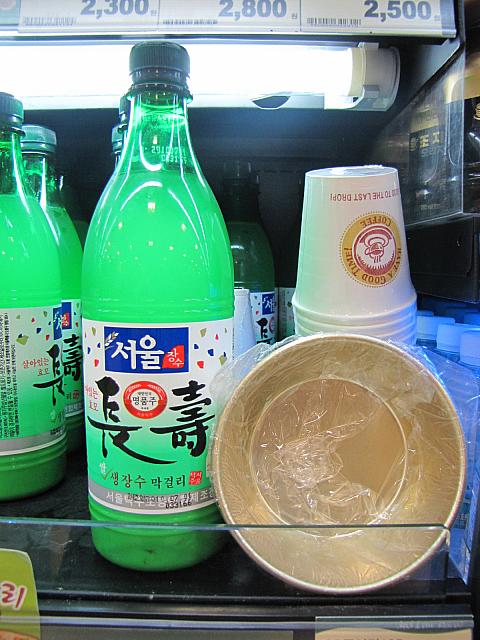 ホテルの部屋でも飲めるように紙コップやドラマでもお馴染のマッコリカップまで販売しています！