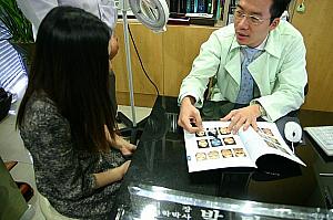 資料を使って詳しく説明してくれます。