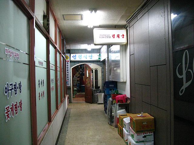 細ーい通路のつきあたり！