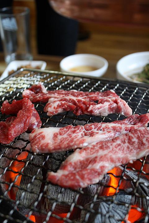 炭火で本格的な焼肉を！