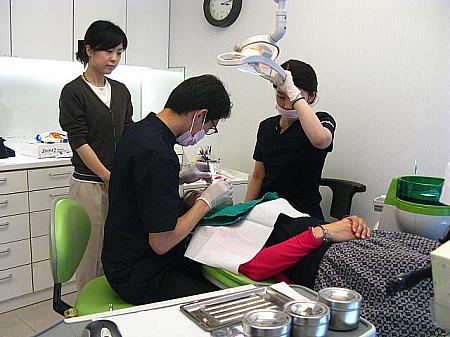 歯科医師による歯の検診\n