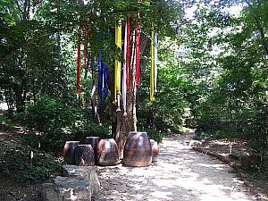 チャングムとハン尚宮が壷を置き、コサ（告祀）をしているところを見つめるシーン