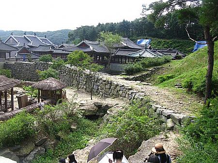 こちらの石垣では、倒れているソンヨンを発見し、サンがソンヨンを抱きかかえるシーンが。