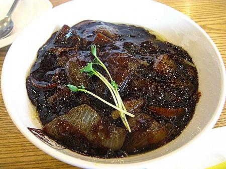 大きめカットのタマネギ入りチャジャン麺