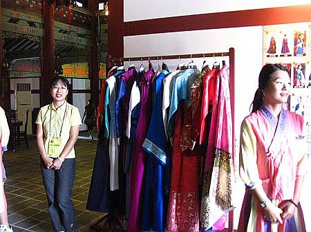 入口では衣装がズラリ☆