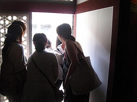 と！衣装を選ぼうとしたその時、あの「ケベッ（階伯）」のドラマの撮影が！「チュモン（朱蒙）」のソン・ジヒョと、今年８月公開された映画「寄生霊」出演のガールズグループT-araのヒョミンが！撮影の邪魔にならないように静か～に。