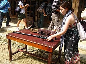 監獄の前には拷問具…。恐る恐る…。