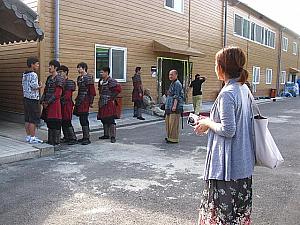 エキストラの人達が並んで髭のカット。ハサミの先が頬にくい込む人がいて、少し痛そう…。