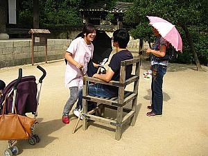 このように太ももを開く拷問。なんか楽しそう^^