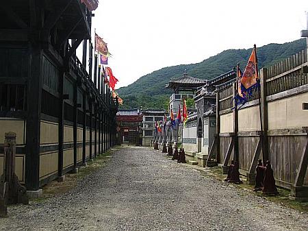 演舞場、掌楽院、監察府がある場所へ向かいます。少しのぼり坂を行き…演舞場を横目にまずは掌楽院へ！