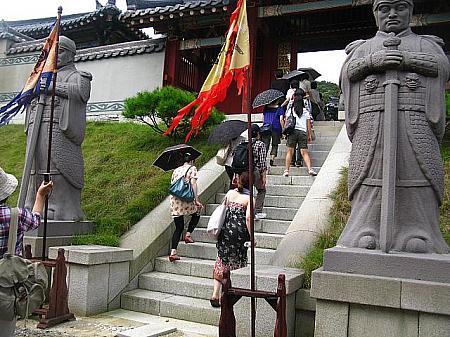 演舞場、掌楽院、監察府がある場所へ向かいます。少しのぼり坂を行き…演舞場を横目にまずは掌楽院へ！