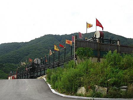 演舞場、掌楽院、監察府がある場所へ向かいます。少しのぼり坂を行き…演舞場を横目にまずは掌楽院へ！