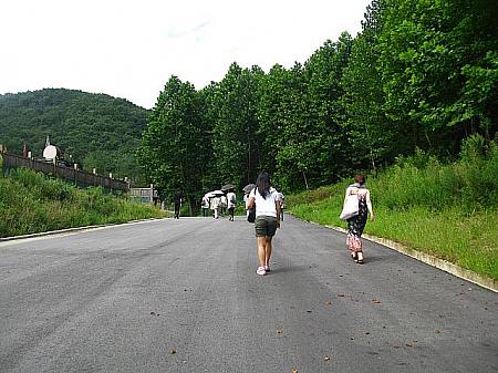 演舞場、掌楽院、監察府がある場所へ向かいます。少しのぼり坂を行き…演舞場を横目にまずは掌楽院へ！