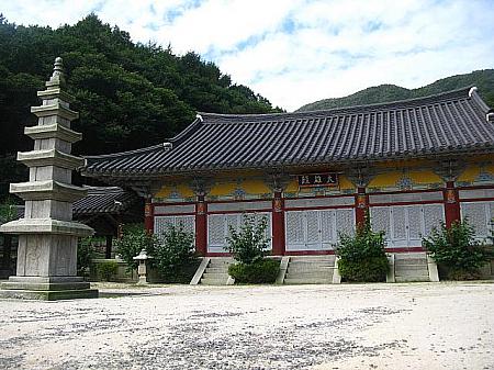 この展望台の前には大雄殿。この大雄殿の前でサンとソンヨンが抱き合うシーンが撮られたそう。