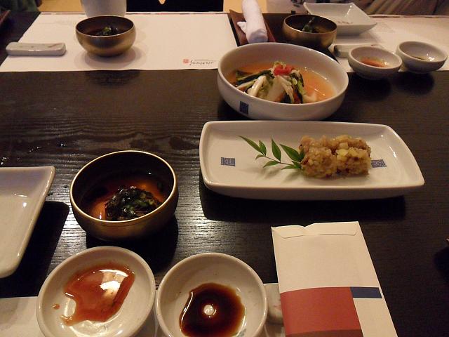 水キムチ、なつめや栗などの入った甘いおこわの薬飯（ヤクパッ）、蕎麦。
