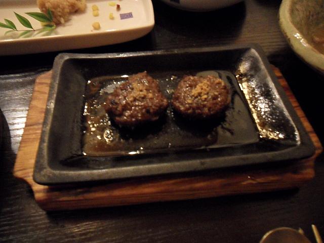 名前はわかりませんが、韓定食ではよく出てきます。プルコギ味のハンバーグの様なもので、とっても美味しいです。