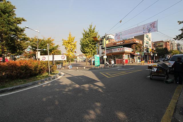 ８番出口から駐車場通りへ出て、右折したファッションストリート通りに入ります。