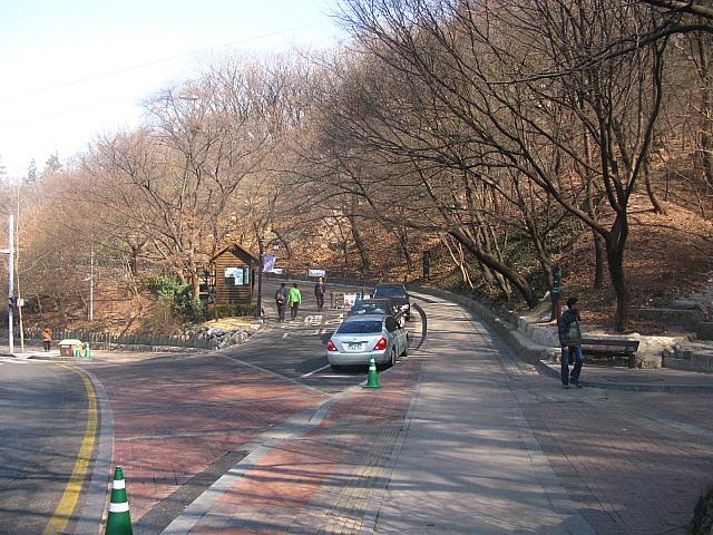 150ｍほど道なりに行くとある「南山散策路」に入ります。