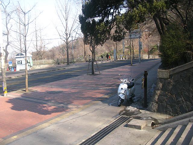 右へ。⇒