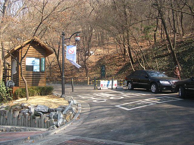 100ｍほど行くと左に南山散策路の入口があり。ここから200ｍほど道に沿って行くと、お店があります。