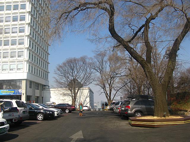 南山教育院（白い建物）を左手にみながら、さらに直進。⇒