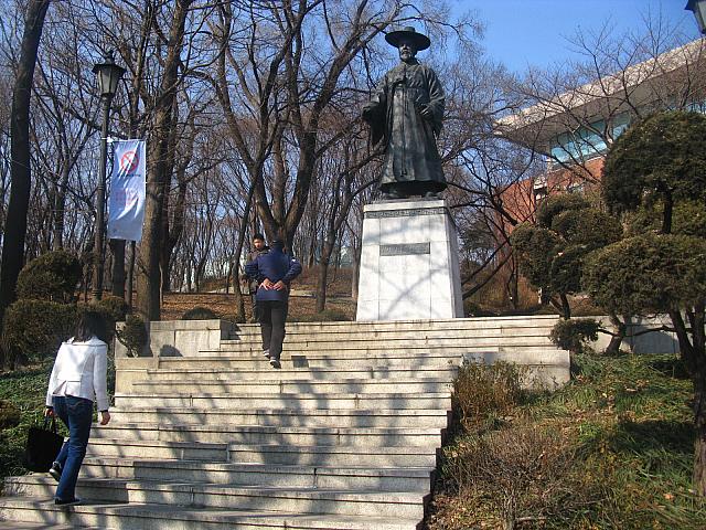 バス停から南山図書館方向に見える銅像前の階段を上ります。⇒
