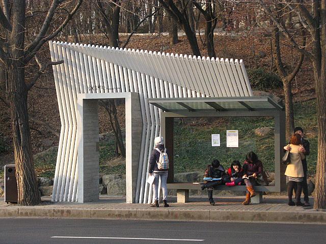 南山図書館停留所（南山循環バス、４０２番バスの江南方面から来る方向）